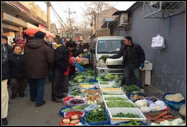 在农村集市上摆摊挣钱不易选对商品不是说说而已