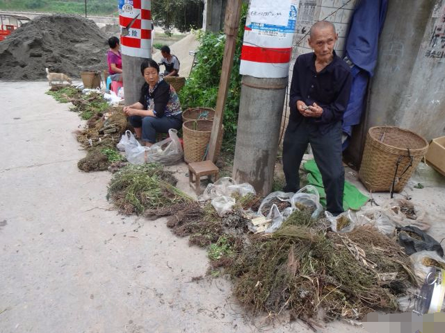 农村集市上摆东西的人卖也卖不出去看着心酸！