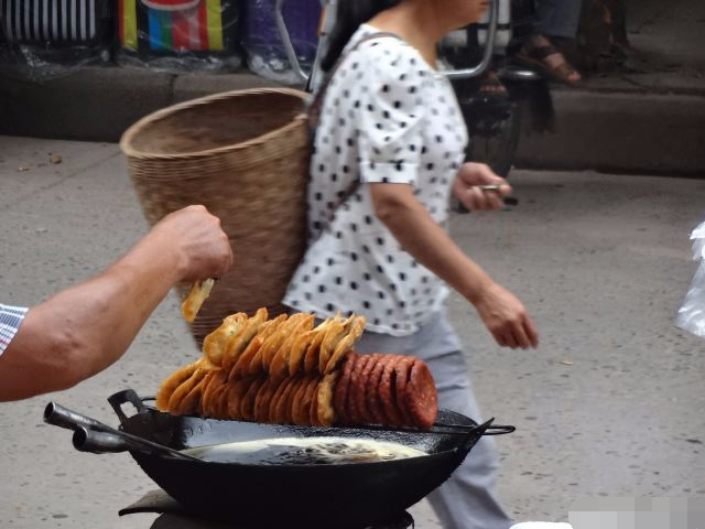 农村集市上摆东西的人卖也卖不出去看着心酸！