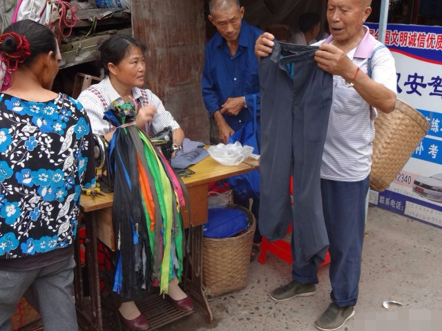 农村集市上摆东西的人卖也卖不出去看着心酸！