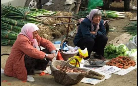 在农村集市上摆摊挣钱不易选对商品不是说说而已