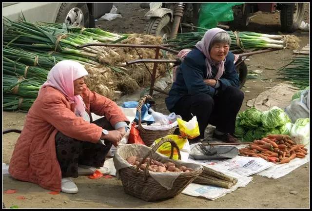 在农村集市上摆摊挣钱不易选对商品不是说说而已