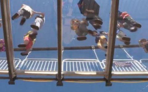 世界首座3D玻璃栈道问世刺激程度超过张家界你有胆量尝试吗