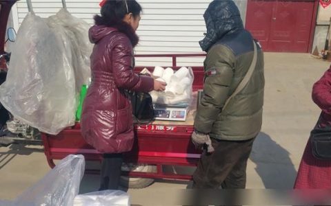 农村集市卖卫生纸按斤称质量还行性价比高买的人络绎不绝