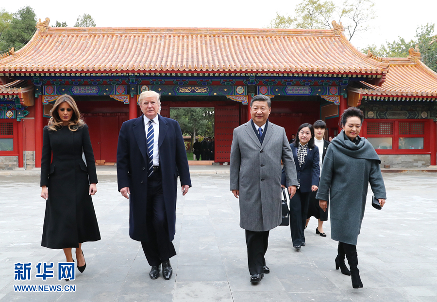 托画心！习在故宫邀请特朗普夫妇体验书画装裱关键一步