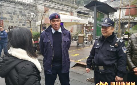 成都锦里现斐济警察巡逻 原是外籍警察来蓉交流