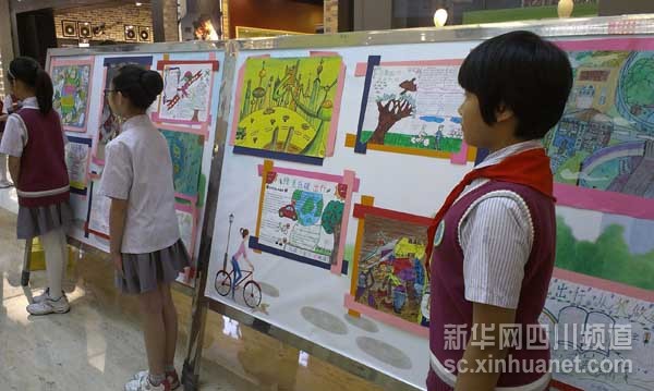 成都小学生义卖手工艺品捐助灾区同龄人