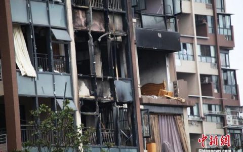 成都一临街住宅楼发生爆炸 房间阳台炸毁
