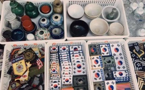 逛韩国古玩市场挺有80年代气息有大妈说瓷器是韩国发明的！