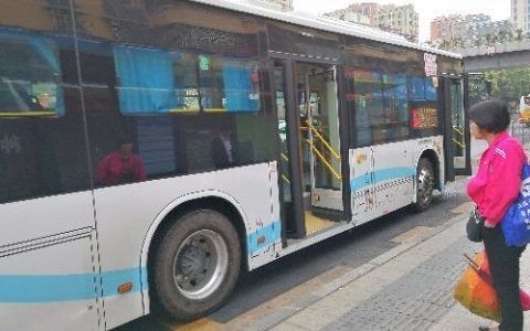 大年初一深圳的各大公交车均正常运营终于可以随意选择座位喽