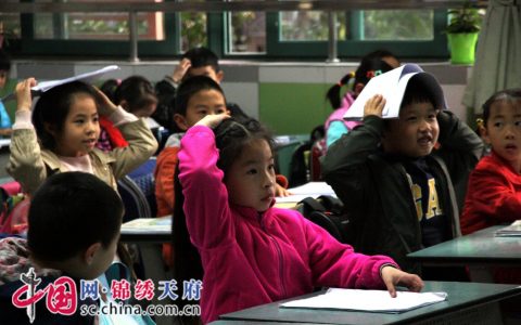 成都市天涯石小学开展地震疏散演练活动