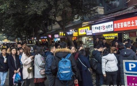 成都“网红”美食一条街店铺外顾客排长龙！