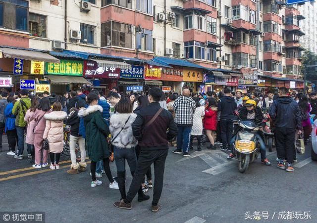 成都“网红”美食一条街店铺外顾客排长龙！