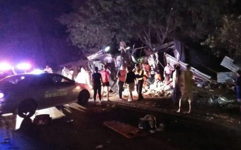 泰国双层大巴车祸致19死31伤 事故原因：大巴车刹车失灵