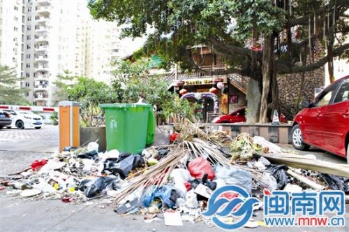 漳州地道小吃少不了天下广场 美食街边竟垃圾成堆