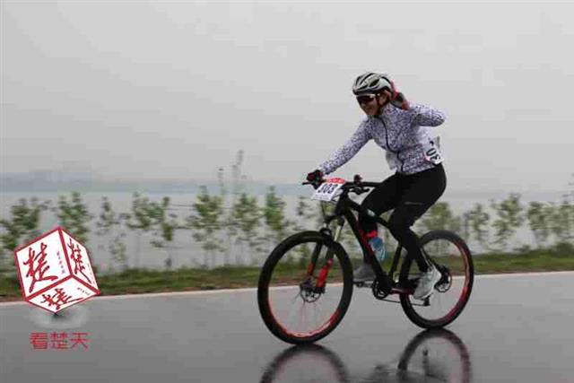 大江东去百里洲头竞风流500名自行车健儿雨中环岛74公里竞逐