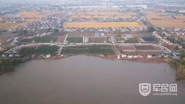 长江发生江堤坍塌现场视频曝光 暂无人员伤亡