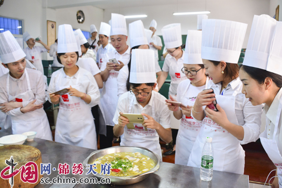 成都五月花高级技工学校体验自制美食活动