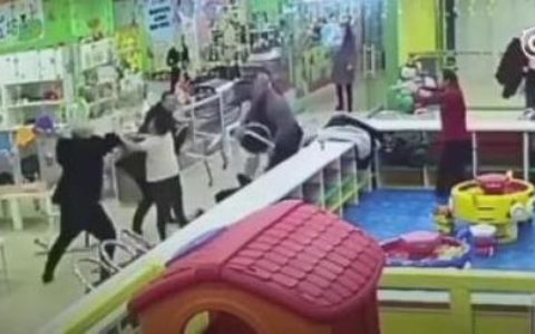 铁岭三男子淘气堡内暴打一对母子 三人已被刑拘