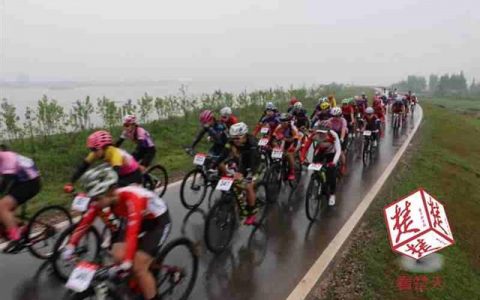 大江东去百里洲头竞风流500名自行车健儿雨中环岛74公里竞逐